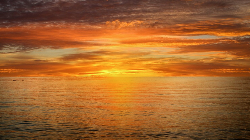 Красивый закат над Южным океаном, небо, отражение