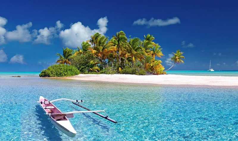 Тропический остров, прозрачная вода, пляж, пальмы