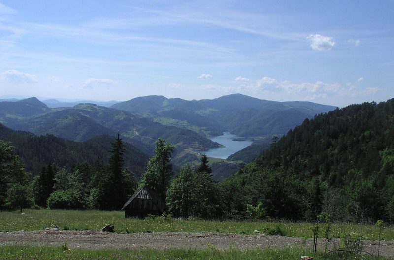 Вид на озеро Перучац, красивый вид, горы, луг