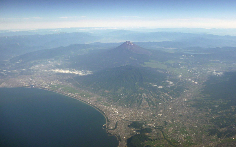Вид на остров Хонсю и вулкан