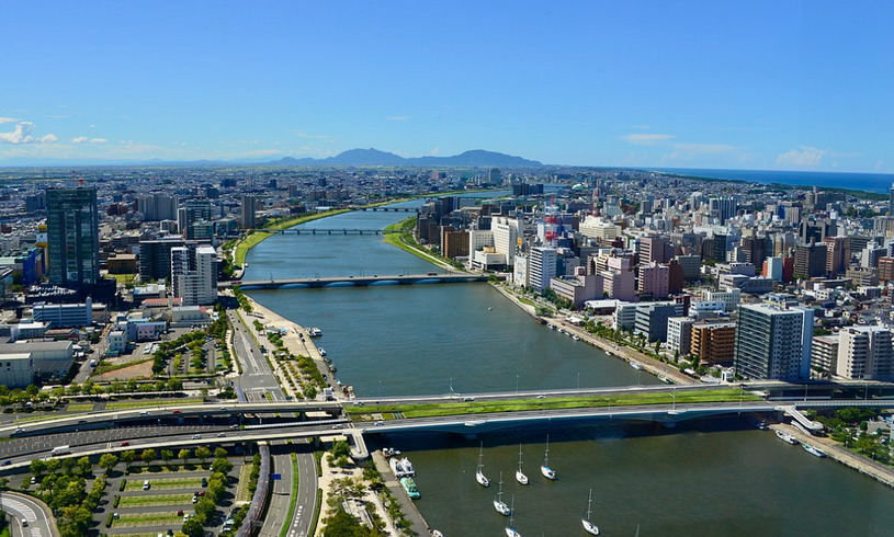 Река Синано течет через японский город
