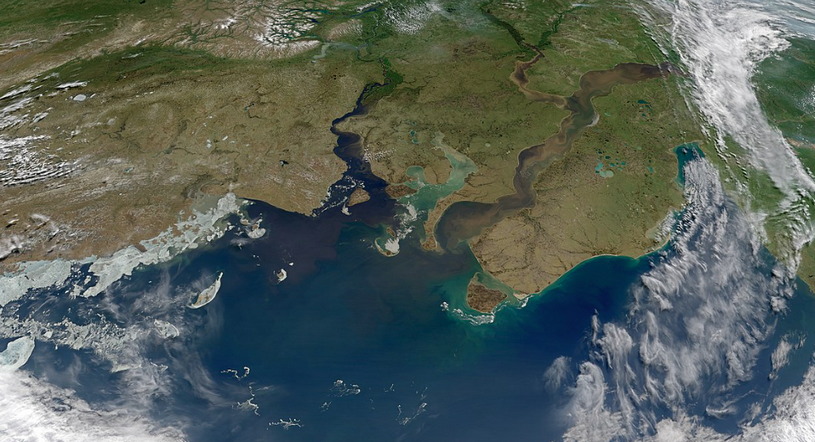 Река Енисей при впадении в Карское море, фото со спутника