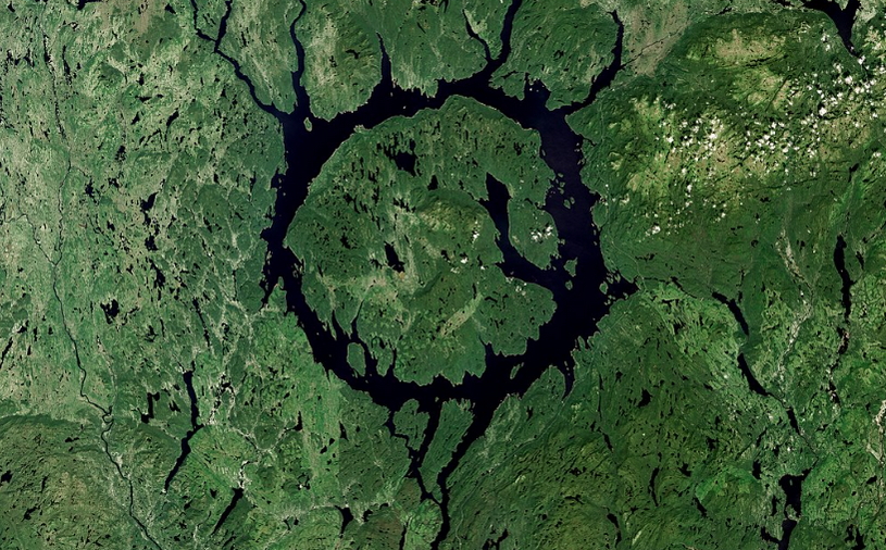 Кратерное озеро, снимок из космоса