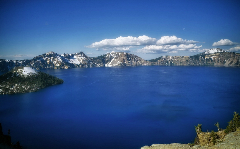 Кратерное озеро, горы, красивый вид
