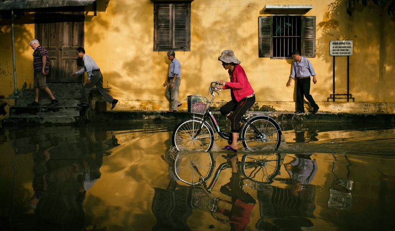 Затопленная улица, едет на велосипеде, наводнение