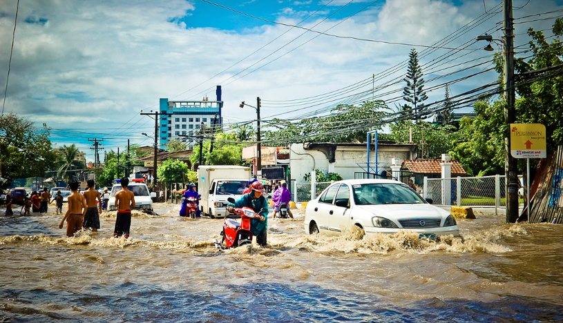 Затопленный город, наводнение, люди и машины