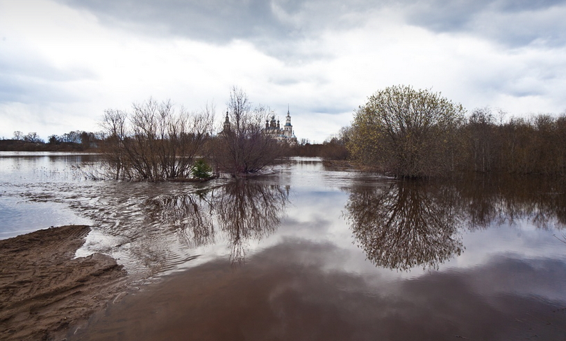 Половодье на небольшой реке, Россия