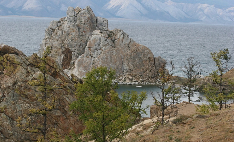 Озеро Байкал, живописная скала