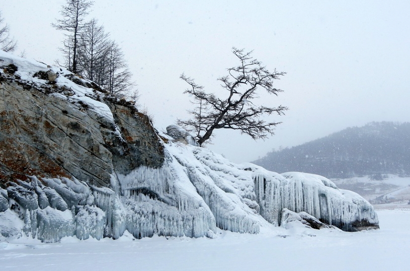 Лед и сосульки на скалах, озеро Байкал зимой