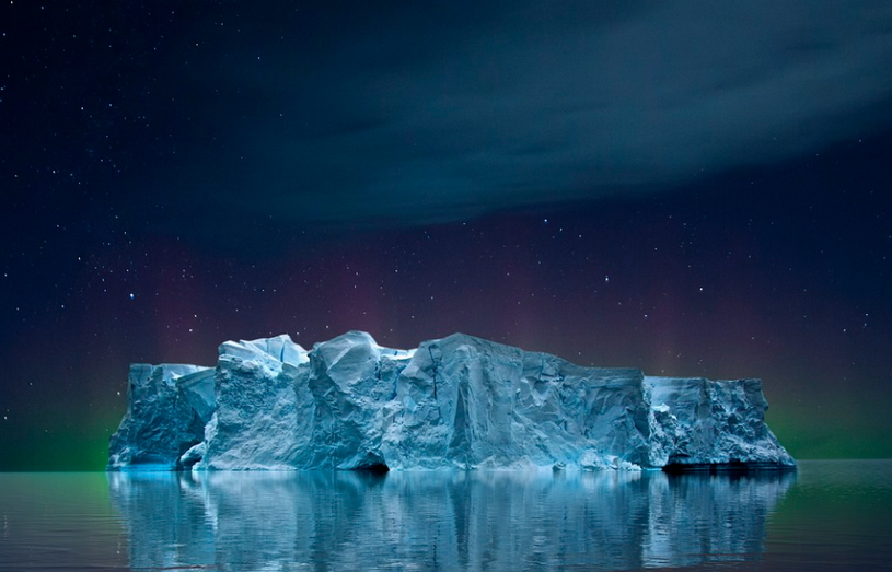 Айсберг ночью в океане, красивый вид, ночное небо