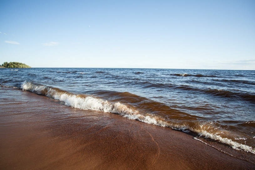 Песчаный пляж на востоке Ладожского озера, лето, волны
