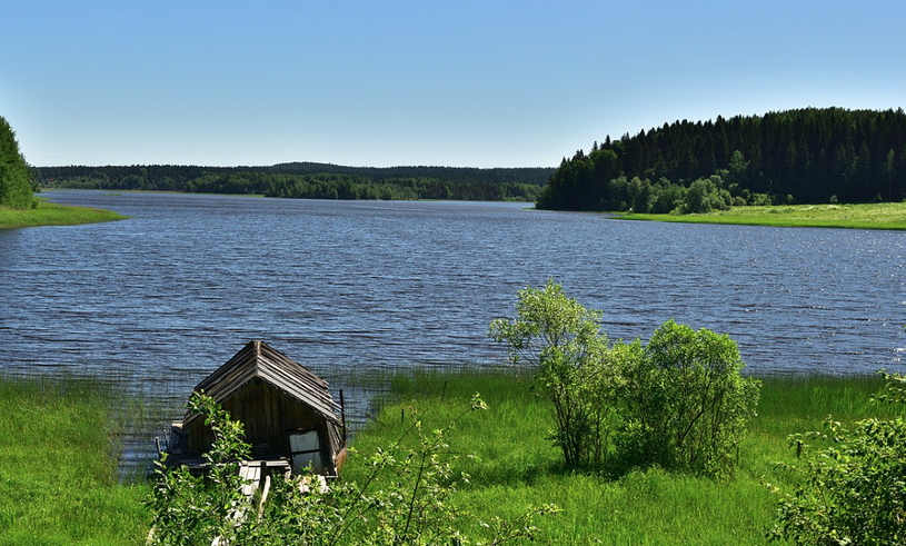 Рыбацкий домик и причал на берегу Ладожского озера, лето, красивая природа