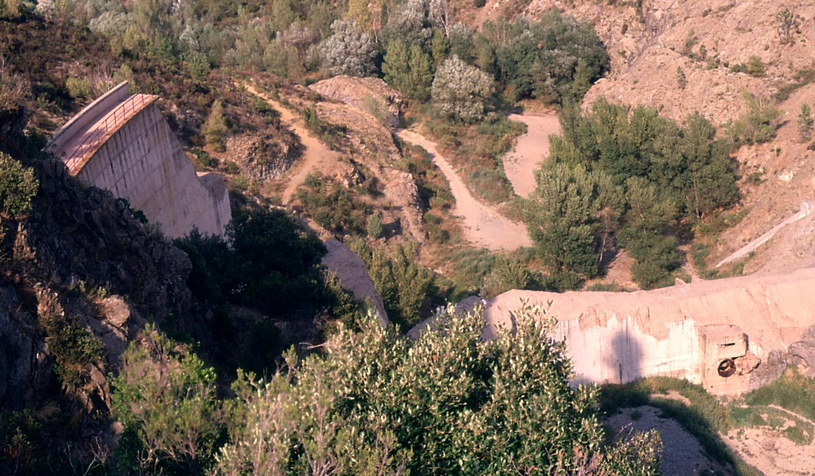 Разрушенная плотина Мальпассе, обломки
