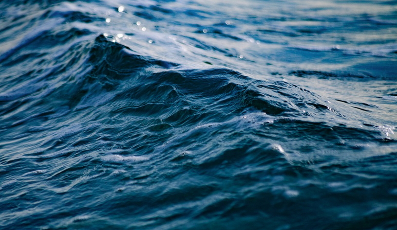 Соленая вода в океане, волна