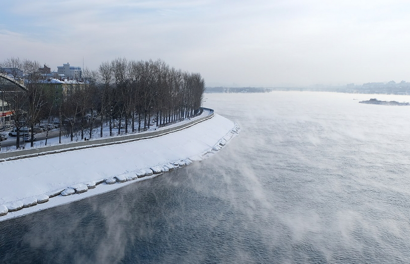Река Ангара зимой, испарения, туман