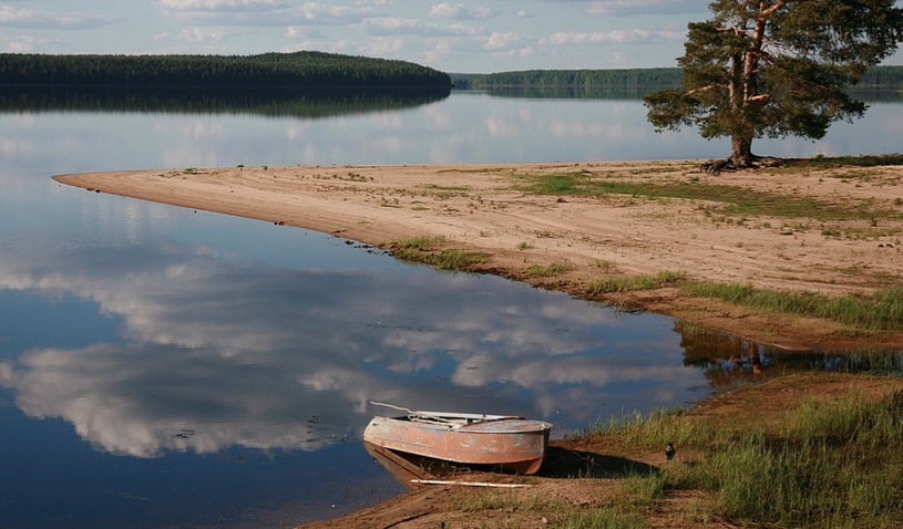 Озеро Кенозеро в Архангельской области, лето, песчаный пляж
