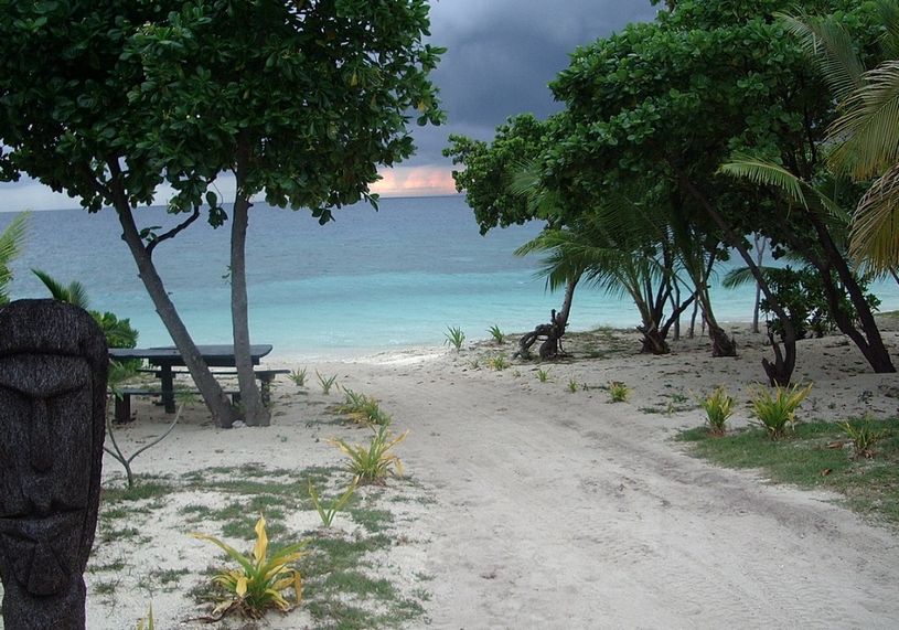 Пальмы на берегу океана, дорога, остров в архипелаге Фиджи
