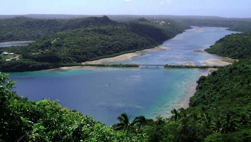 Остров на архипелаге Тонга, залив Тихого океана, тропический лес