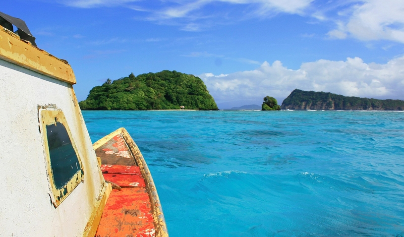 Лодка плывет к острову, океан, чистая голубая вода, Самоа