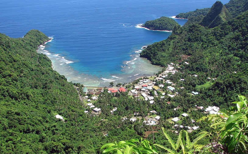 Лес, Тихий океан, архипелаг Самоа, поселок в бухте