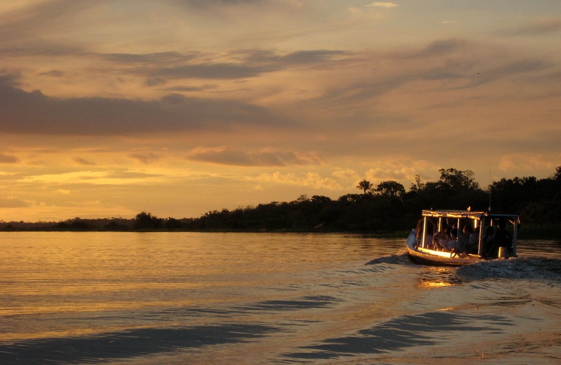 Закат на Амазонке, корабль в лучах солнца, большая река