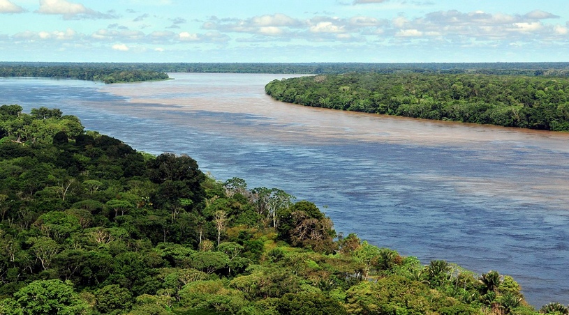 Риу-Негру приток Амазонки, место слияния рек, разный цвет воды