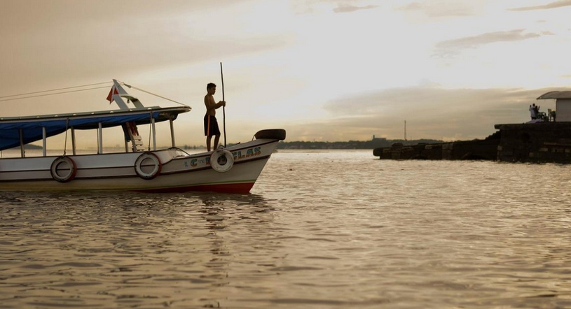 Река Амазонка, солнечный вечер, лодка, люди