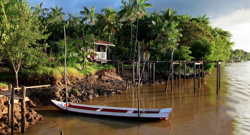 Лодка у берега на Амазонке, темная вода