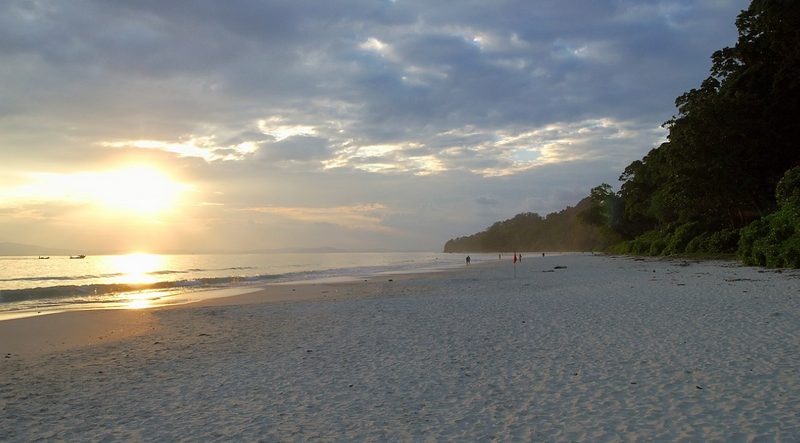 Красивый закат на пляже, Индийский океан, острова