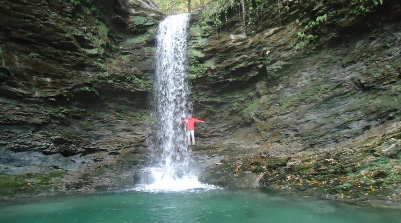 Водопад Ажек летом, красиво, вода, лес и скалы