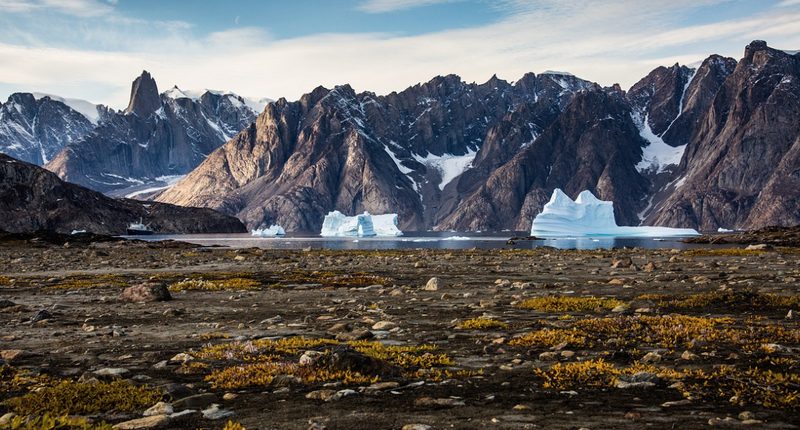 Ледник, горы, красивый пейзаж в Гренландии