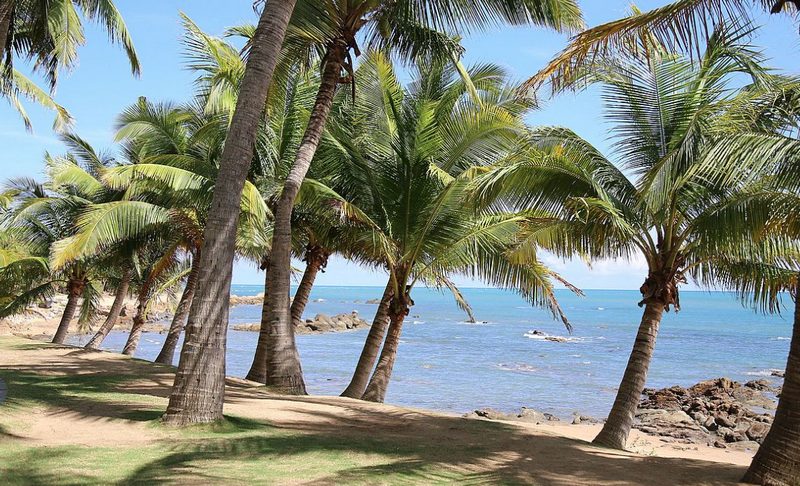 Острой Хайнань, пляж и пальмы