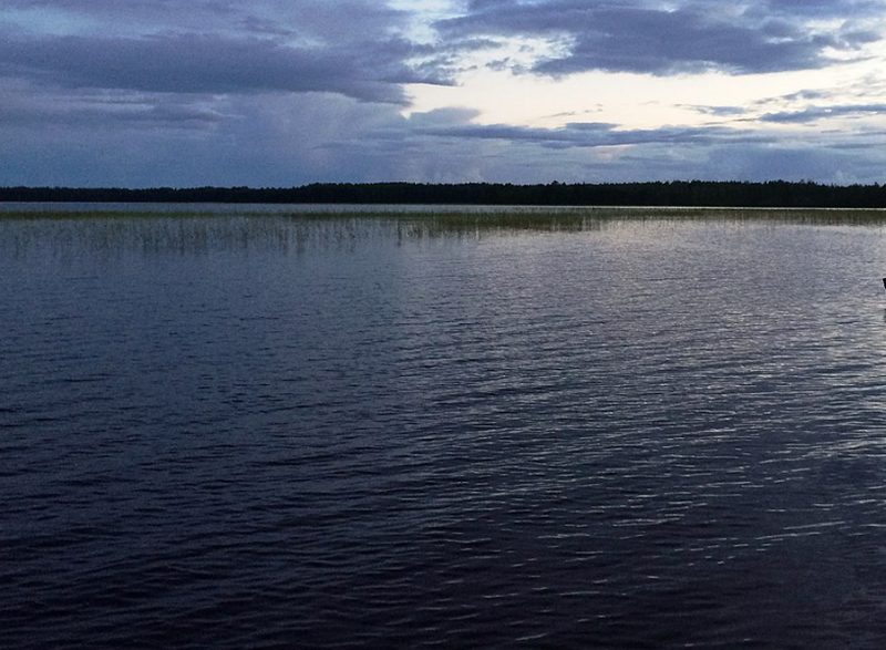 Вечер на озере Кучозеро, карельская рыбалка, дождь