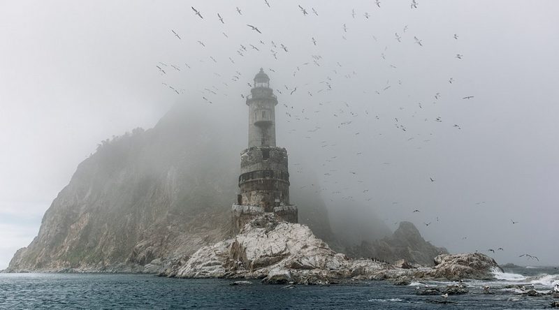 Остров Сахалин, маяк в тумане, чайки, Тихий океан
