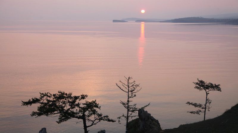 Закат на Байкале, скалы, дерево