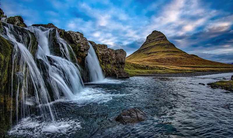 Водопад в Исландии, красивый пейзаж, река