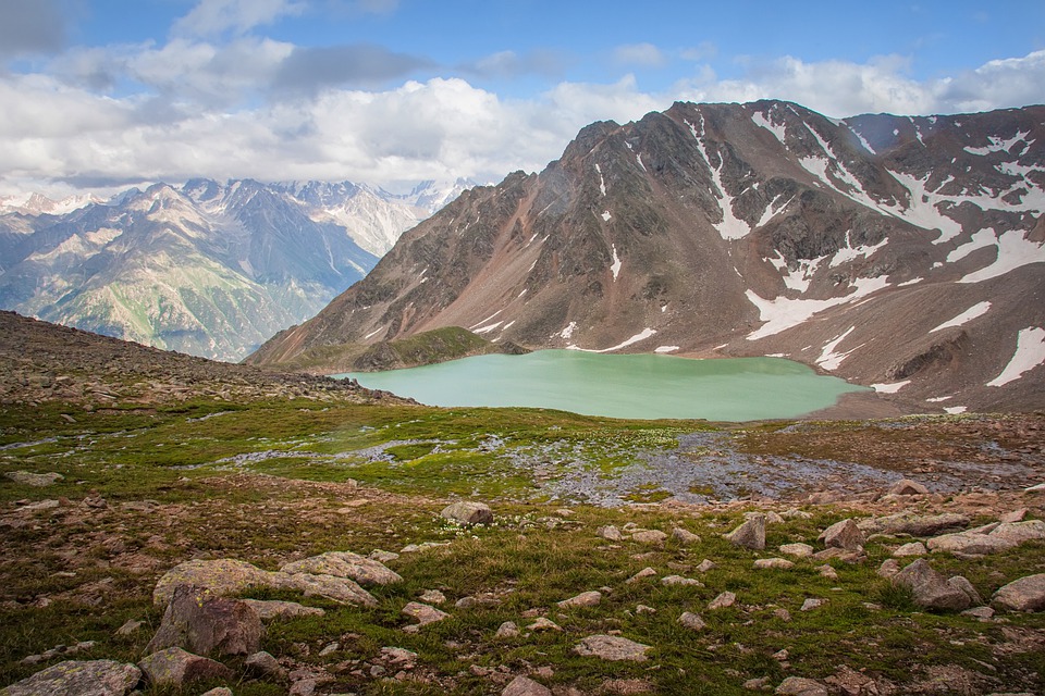 Озеро на Кавказе, горы, ледник, красивый вид