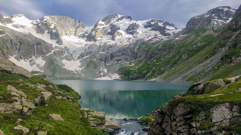 Пакистан, ледниковое озеро, красивый пейзаж, горы, снег