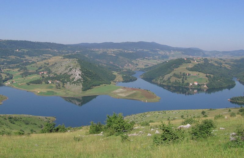 Златарское озеро в Сербии, красивый вид, горы