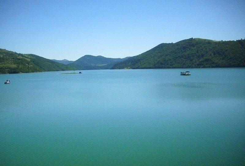 Озеро Златарское, голубая вода, горы, пейзаж, Сербия