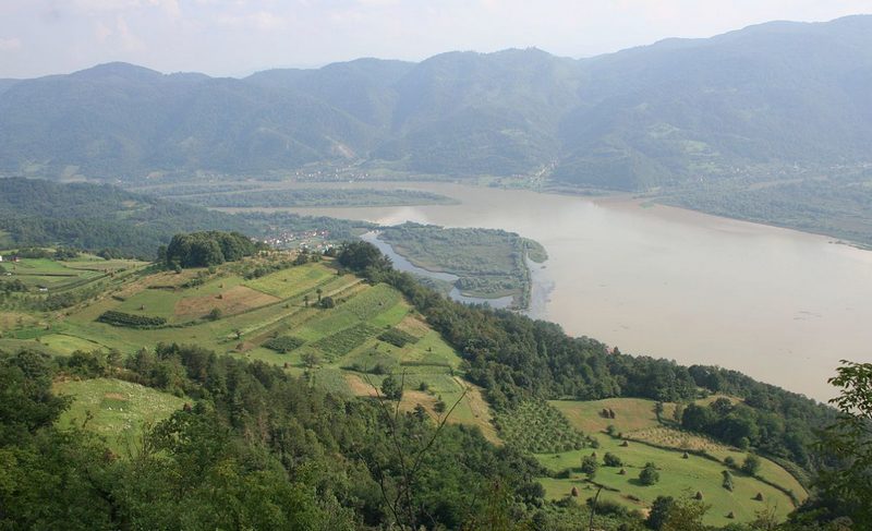 Озеро Зворник в Сербии, каньон, рыбалка, поля, горы